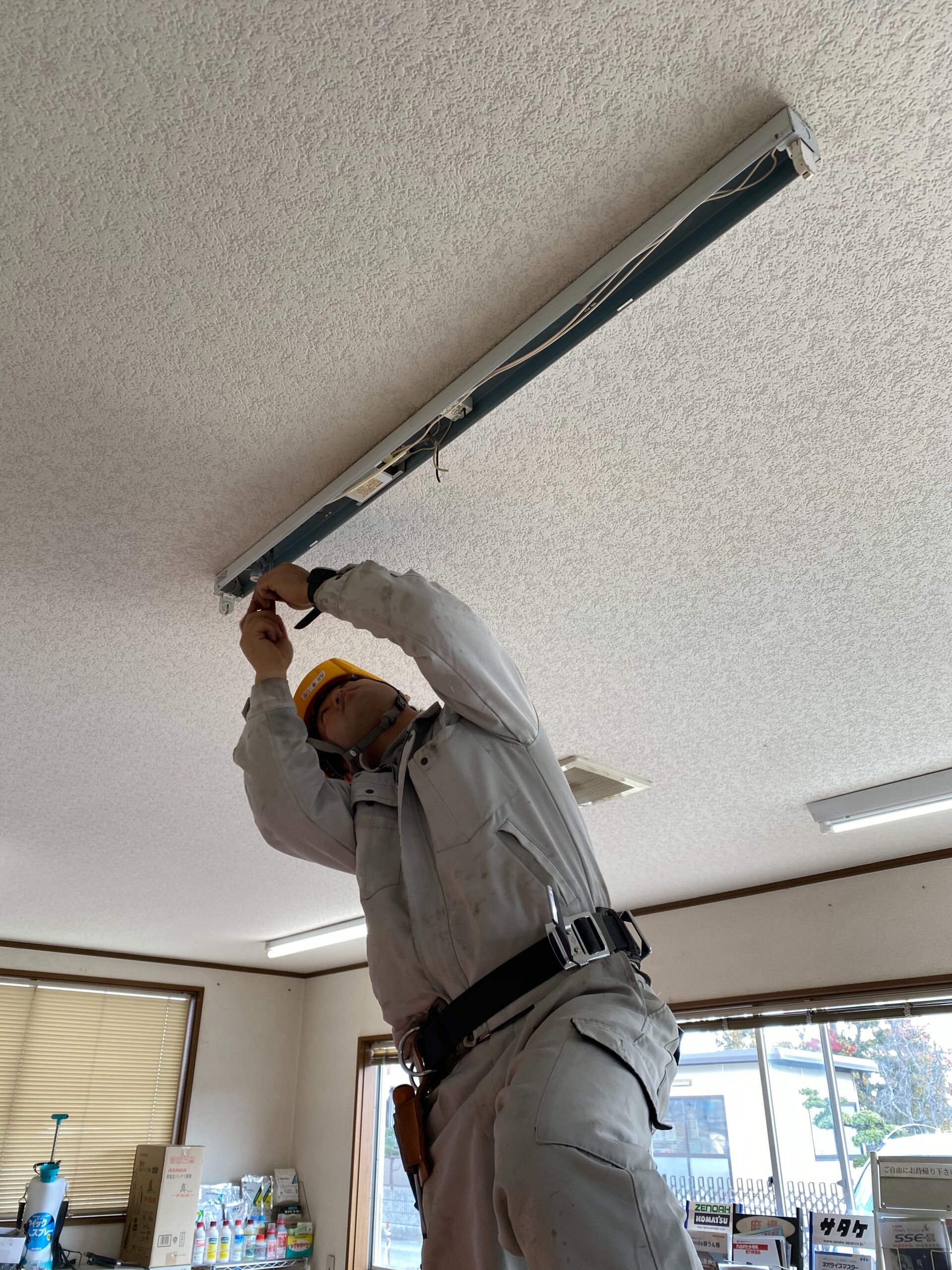 投稿についてもっと詳しく 蛍光灯一式交換　電気工事もお任せ！