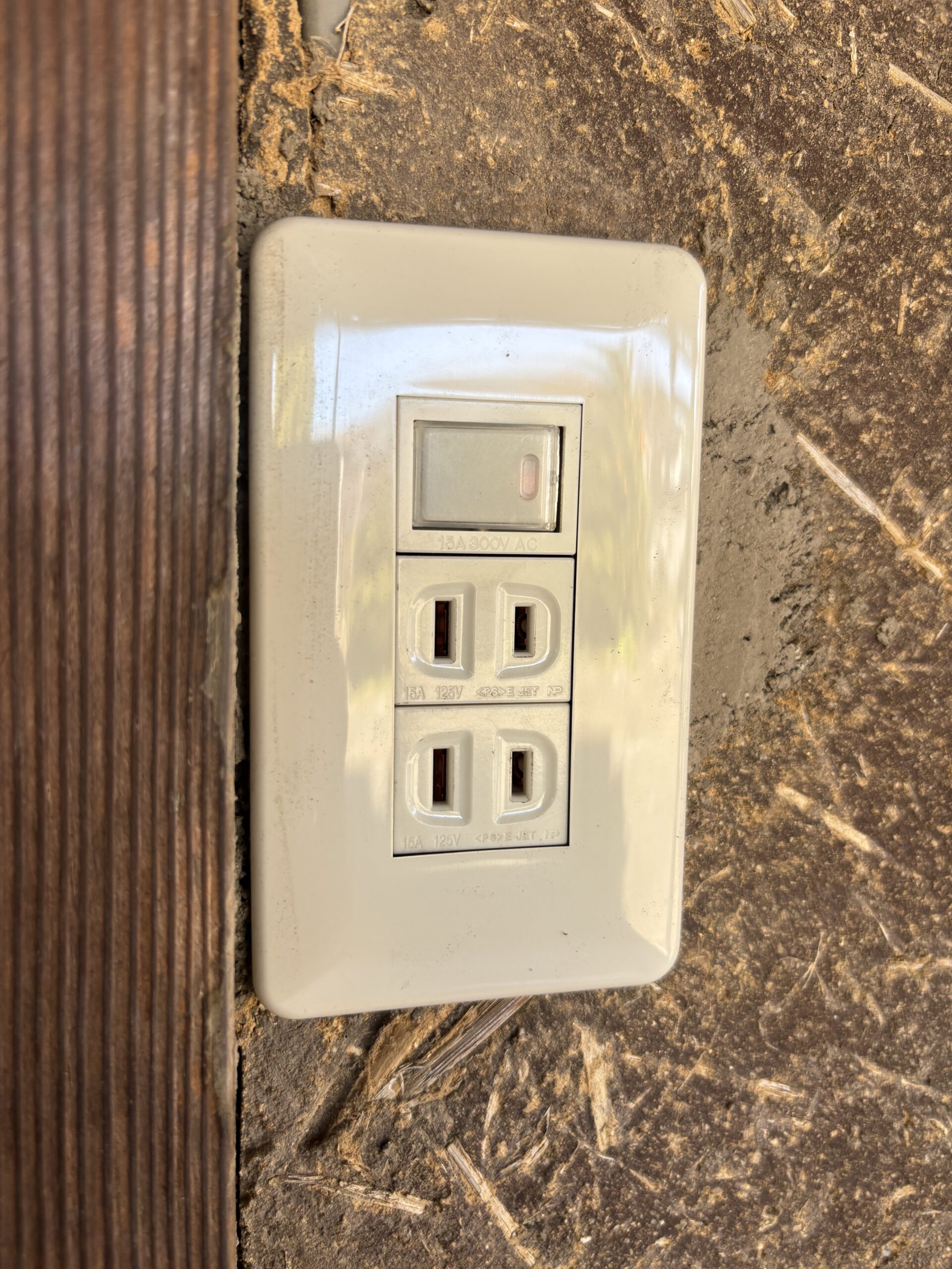 投稿についてもっと詳しく 農業用倉庫のコンセントとスイッチ交換